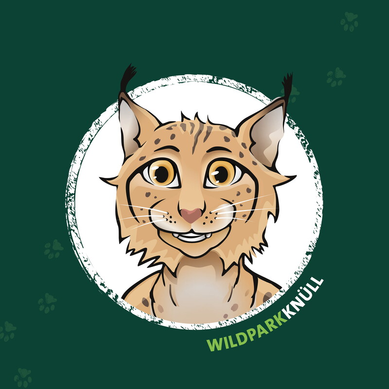 das Logo vom Wildpark Knüll hat in der Mitte einen weißen Kreis mit einem gemalten Luchs in der Mitte. Um den Kreis herum ist es Dunkelgrün und vereinzelte Spuren von Pfoten