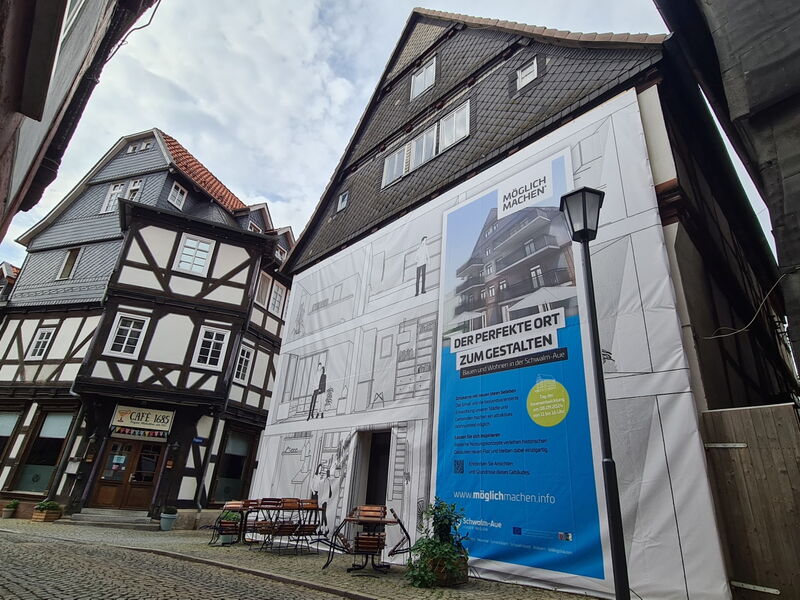 Ein großes Werbeplakat der Schwalm-Aue hängt an einem Haus zu der Kampagne Möglichmachen