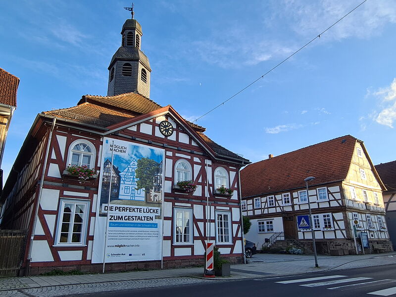 Ein großes Werbeplakat der Schwalm-Aue hängt an einem Fachwerkhaus zu der Kampagne Möglichmachen