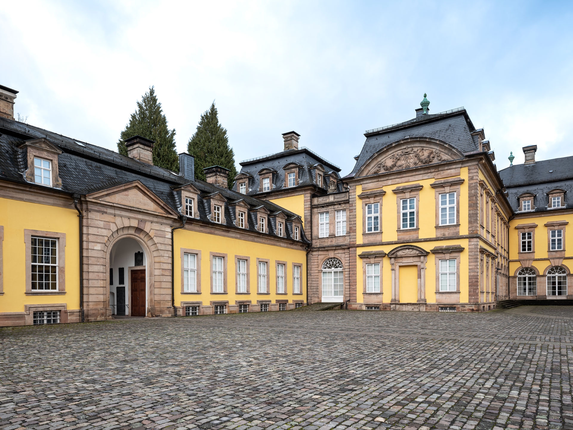 Der linke Flügel des Residenzschlosses Arolsen mit dem Eingang zur Bibliothek Brehm.