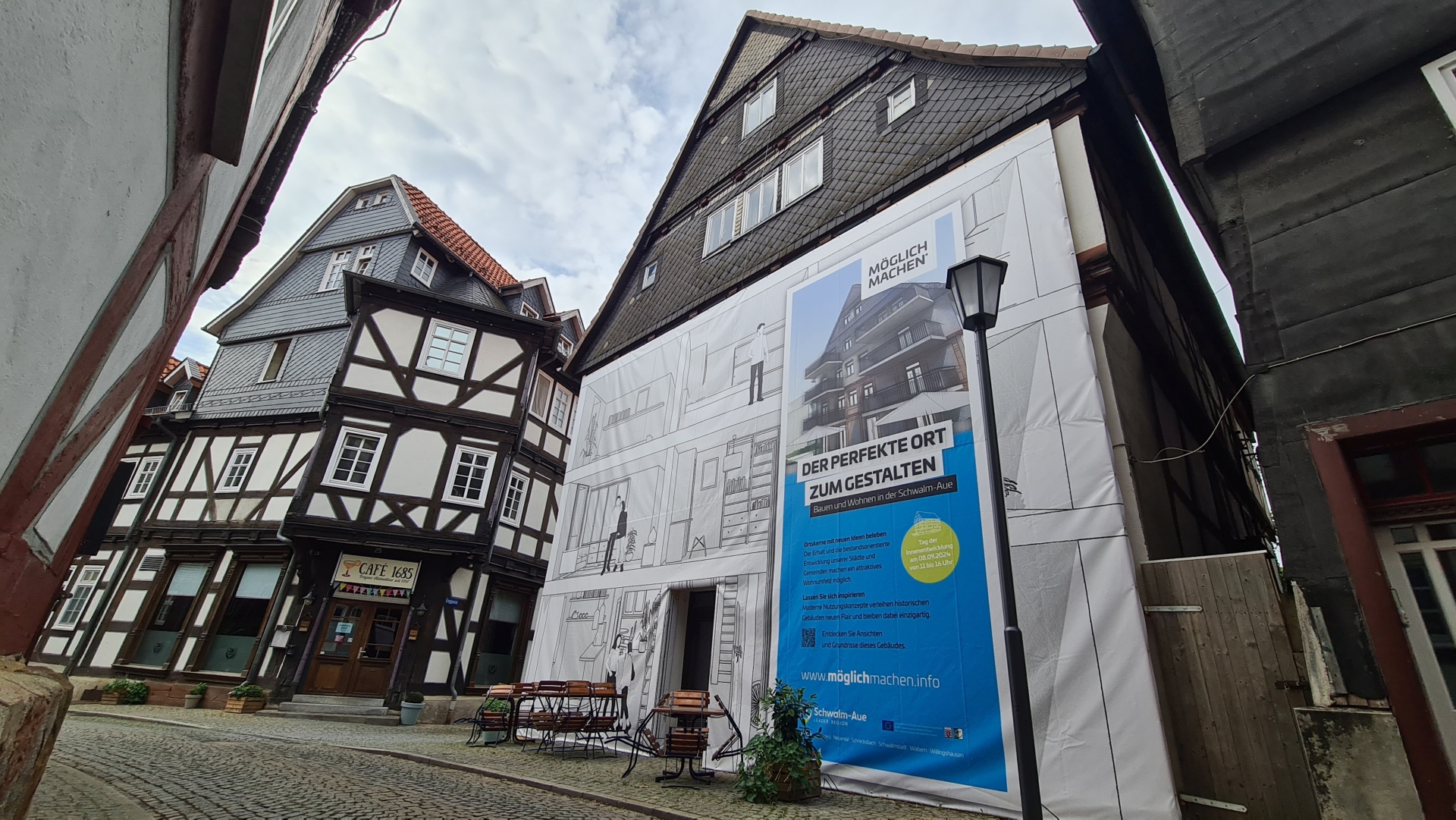 Ein großes Werbeplakat der Schwalm-Aue hängt an einem Haus zu der Kampagne Möglichmachen
